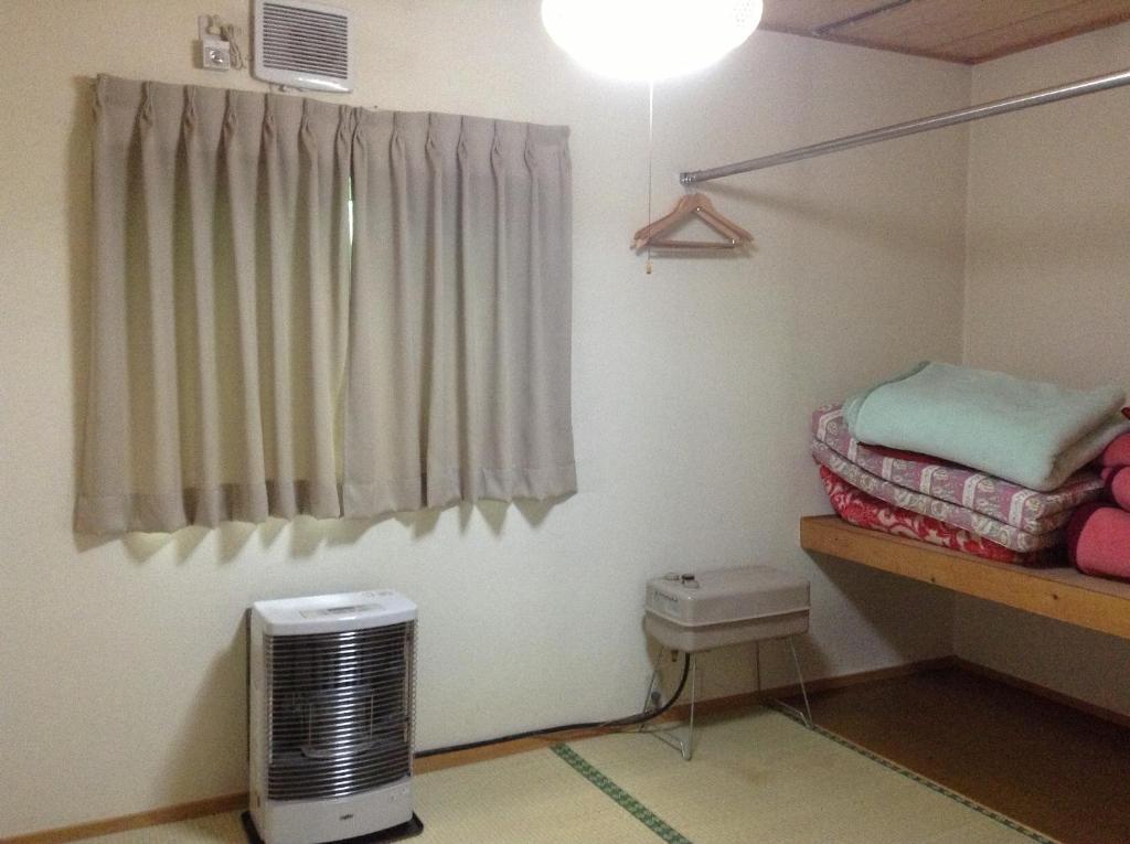 Minshuku Akiba Hotel Furano Bagian luar foto
