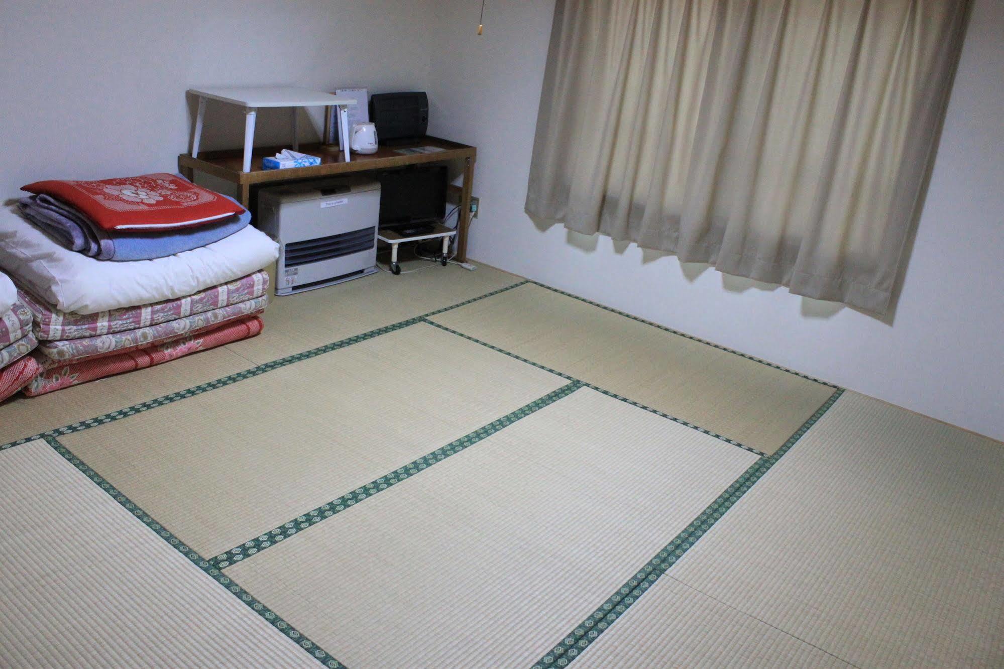 Minshuku Akiba Hotel Furano Bagian luar foto