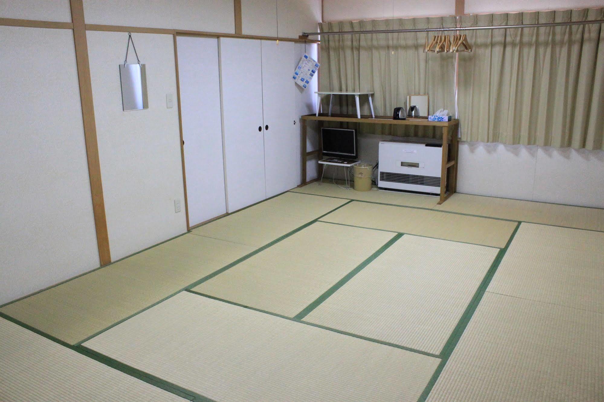 Minshuku Akiba Hotel Furano Bagian luar foto